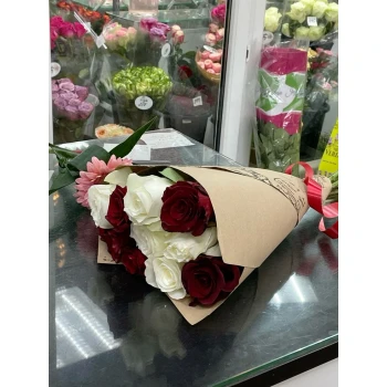 Букет из 9 роз красно-бел