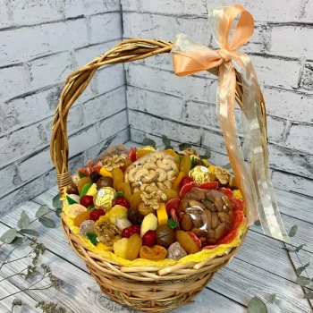 Корзина с сухофруктами и 