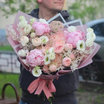 Авторский букет с пионами